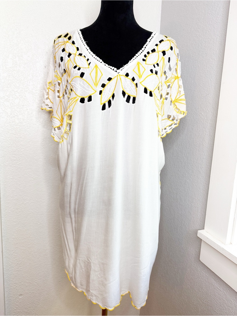 Trina Turk White Yellow Embroidered Cutwork Kaftan Cover Up Dress Lightweight XS